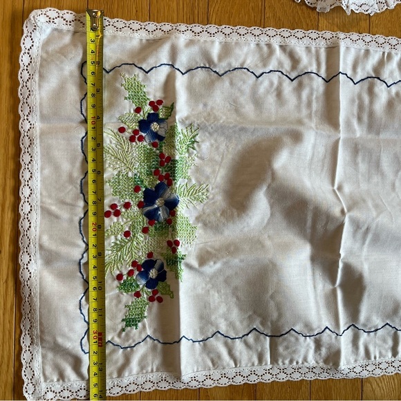 Embroidered Dresser Scarf Runner and Doily Set. New. Bucilla - Picture 6 of 7